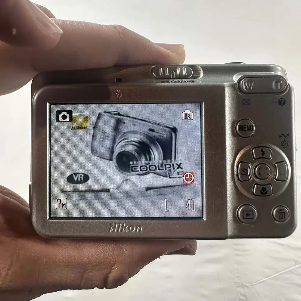 Nikon Coolpix L5 Silver 7.2MP 5X Optical Zoom Digital Camera VR Y2K with Box